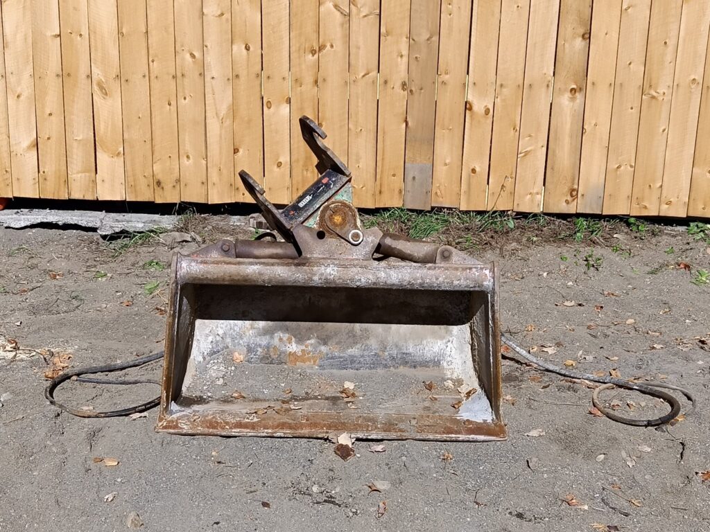 Kubota 48″ Tilt Bucket with Wedge Coupler – Fits KX080